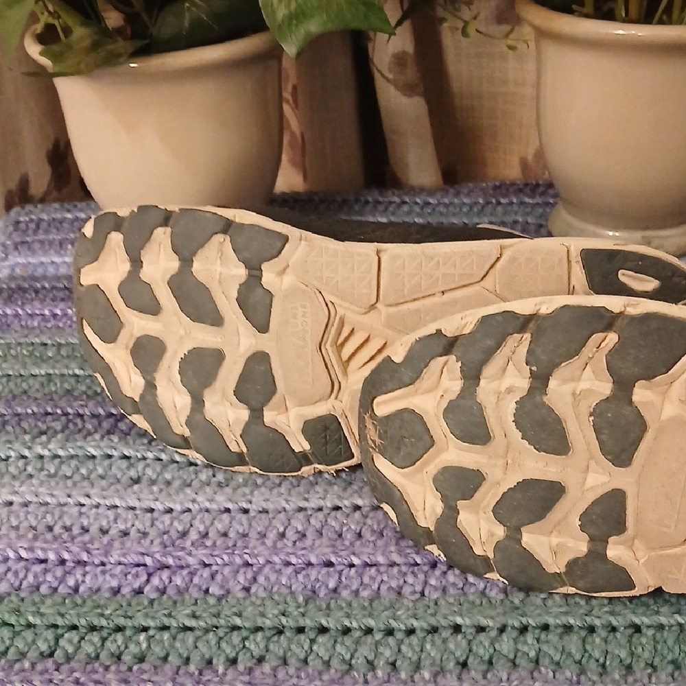 Hoka Running Shoes in Black with White and Pink Highlights 10.5 - Picture 7 of 8